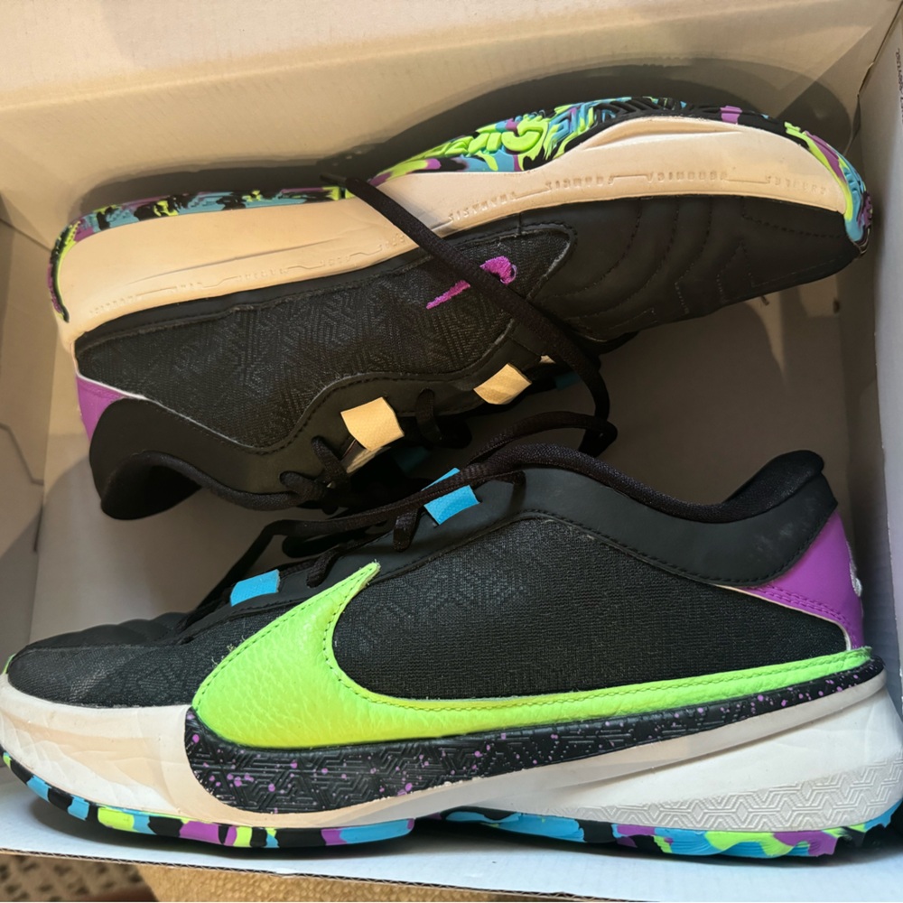Freak 5 Nike basketball shoes. Size 8